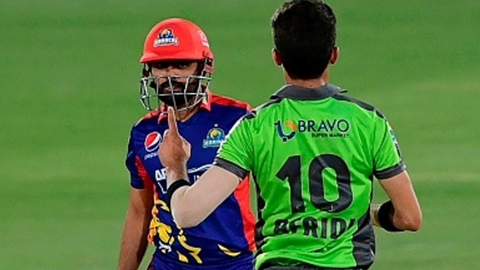 Paypoq kiygan keksa ayollarning fotosuratlari