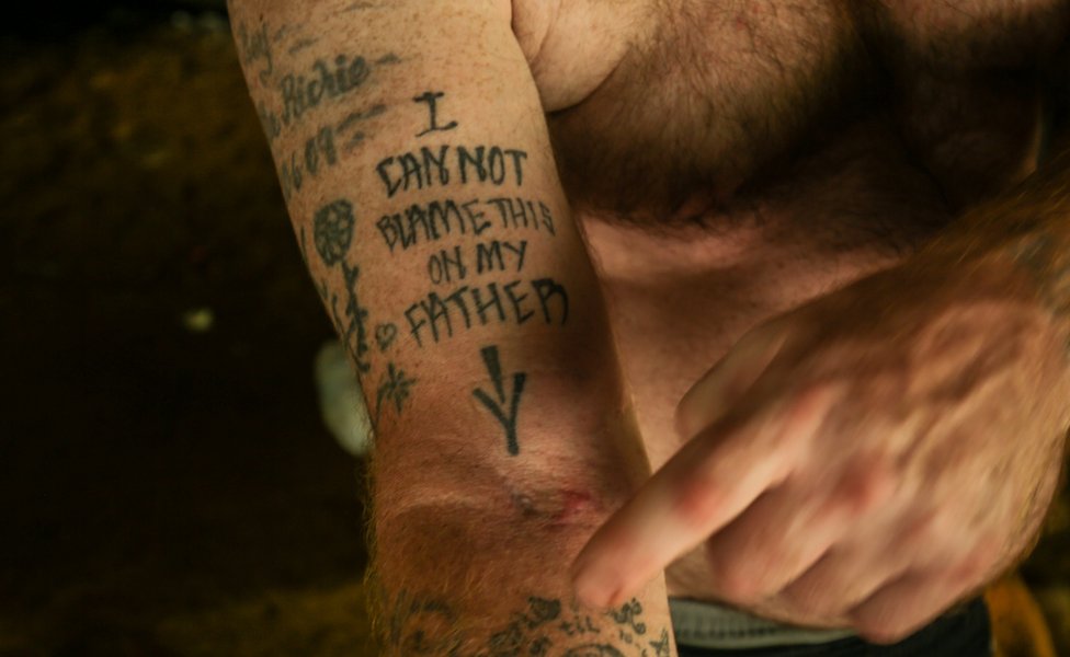 Un tatuaje que dice:
