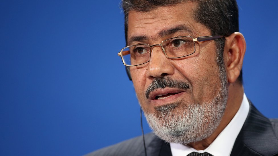 وفاة محمد مرسي: اسم الرئيس المصري يتصدر تويتر عالميا - BBC News عربي