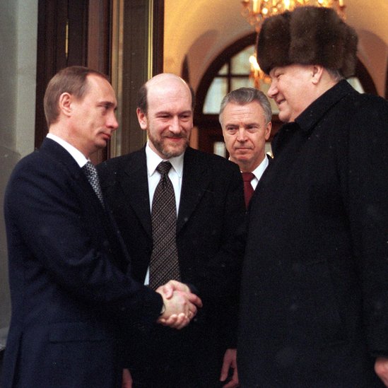 الرئيس الروسي السابق، بوريس يلتسين، يصافح بوتين أثناء تسلمه منصب الرئاسة