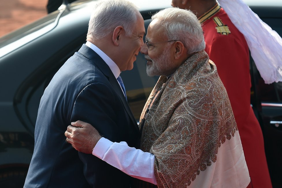 رئيس الوزراء الهندي ناريندرا مودي (يمين) وبينامين نتانياهو (يسار)