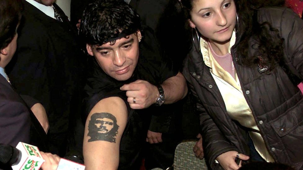 2001年，馬拉多納在記者會上顯示自己手臂上的紋身。
