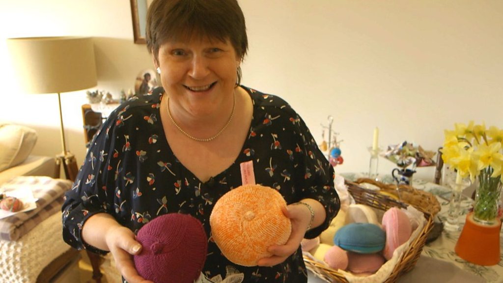 Britânicas criam seios de tricô para devolver autoestima a mulheres após  câncer de mama - BBC News Brasil