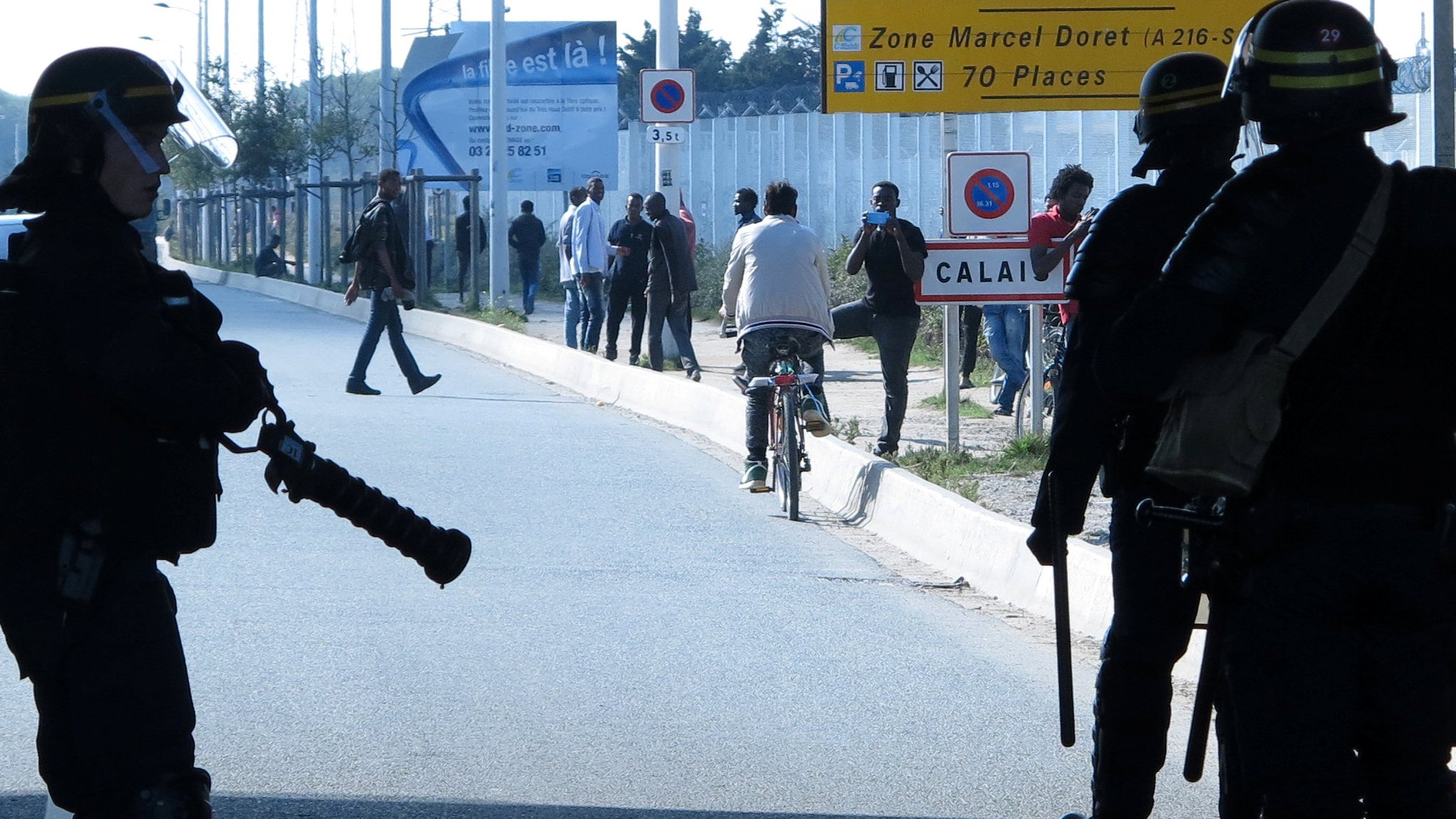 Hollande to visit Calais amid 'Jungle' migrant row