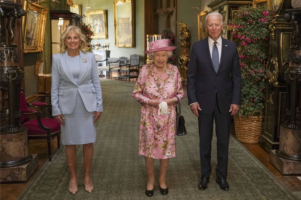エリザベス英女王、バイデン米大統領夫妻と会談 ウィンザー城で - BBC