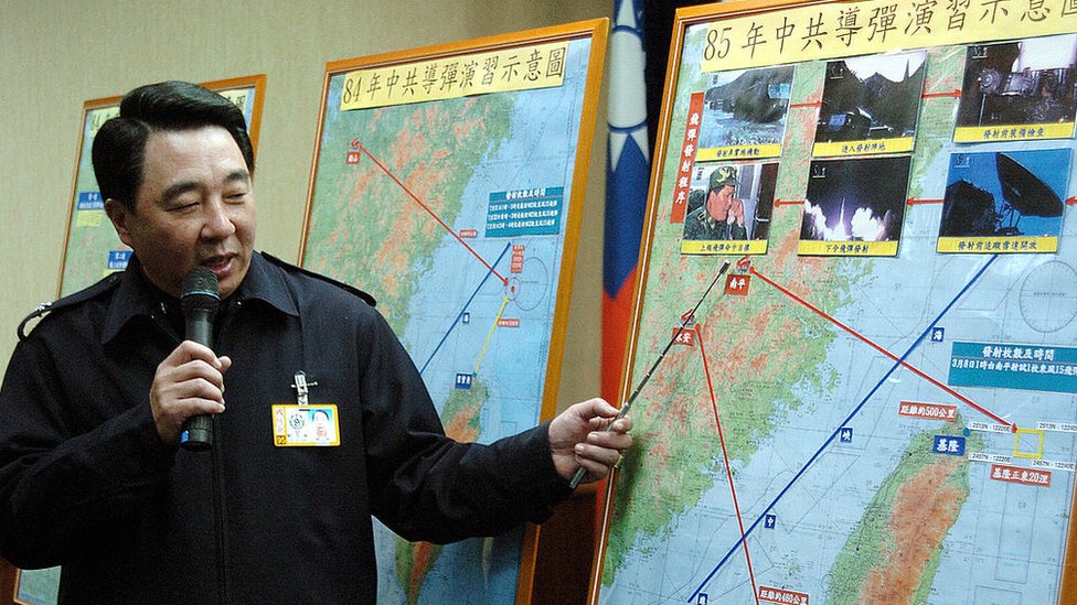 資料圖片：2006年台灣國防部發言人展示1996年中國導彈演習示意圖