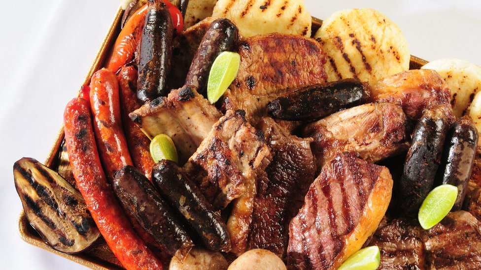 Arepas y carne. salchichas, morcilla