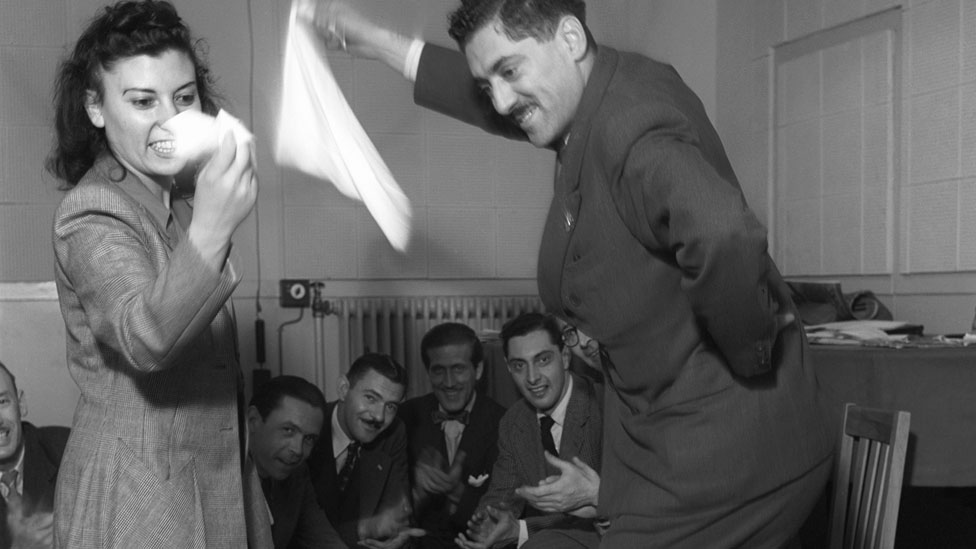 María Tuya y Juan Tuya, de Chile, bailando una cueca en 1944