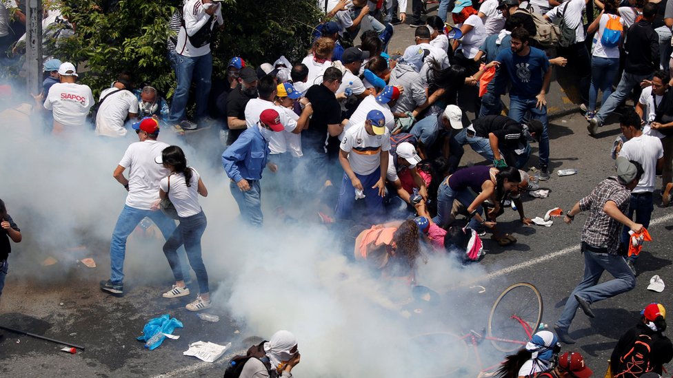 Manifestantes se cubren de los gases lacrimógenos