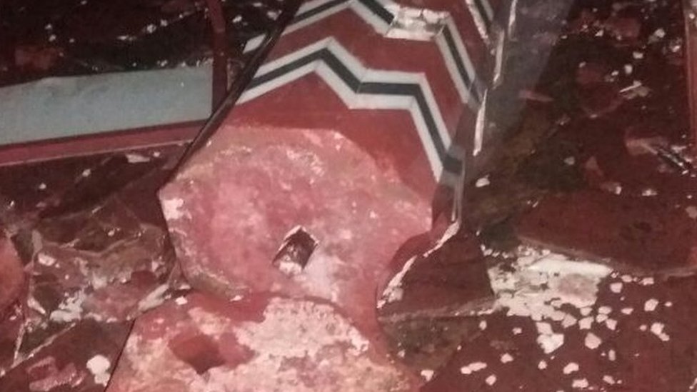 India Taj Mahal minarets damaged in storm - BBC News