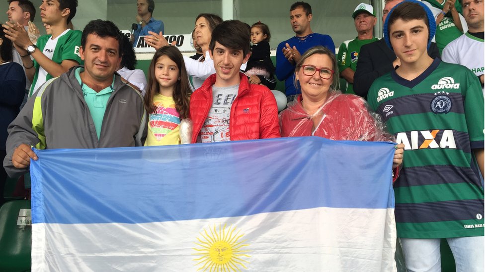 Hoje os dois países são do mesmo time': a família argentina que viajou  300km para se despedir da Chapecoense - BBC News Brasil