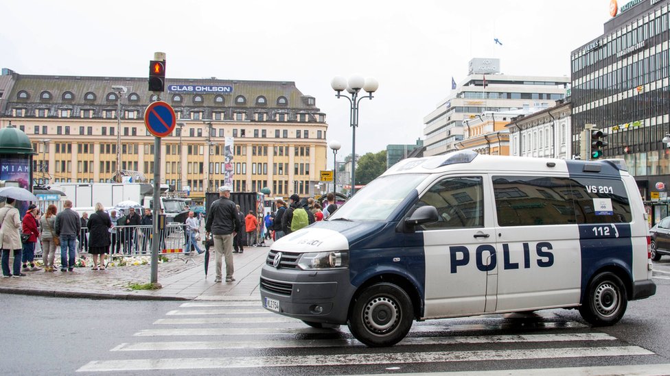 الشرطة في موقع الحادت بمدينة توركو الفنلندية غداة الهجوم