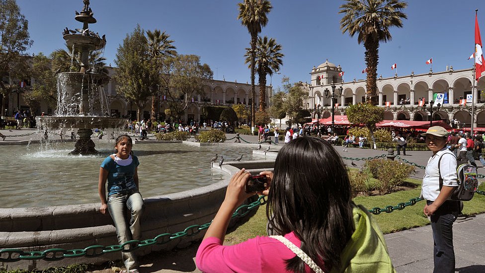 Turistas se toman una foto en una plaza de Arequipa