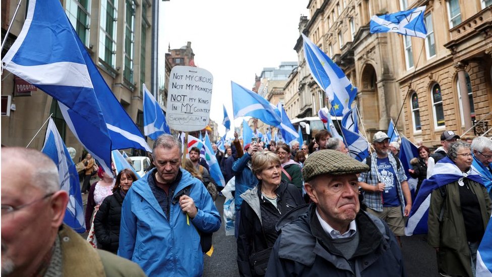 Thousands join march for Scottish independence