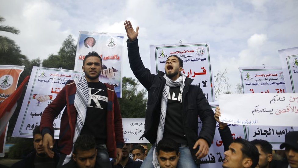 Palestinos protestando por el anuncio de Estados Unidos de trasladar su embajada en Israel a Jerusalén.