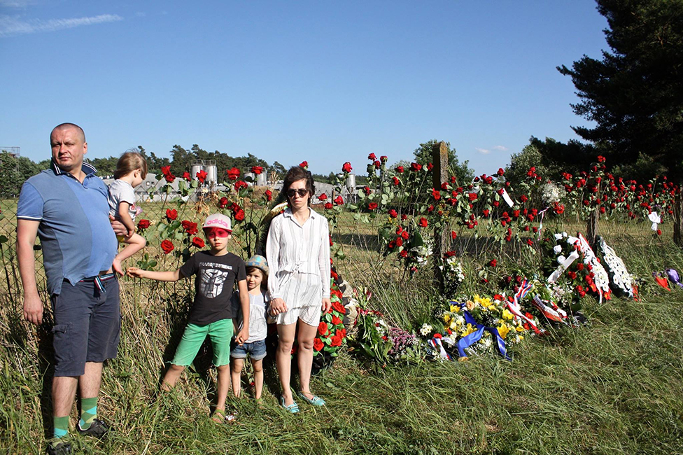 Худая красотка в недолгом юбченке приласкала себя пальчиком около стены