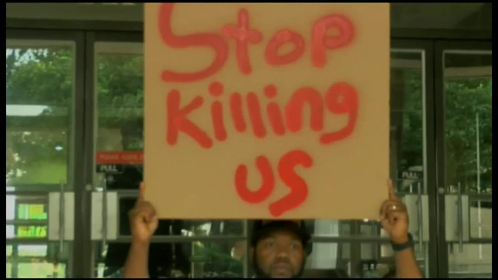 米ミネアポリス市警の元警官、黒人男性の殺人罪で起訴 - BBCニュース