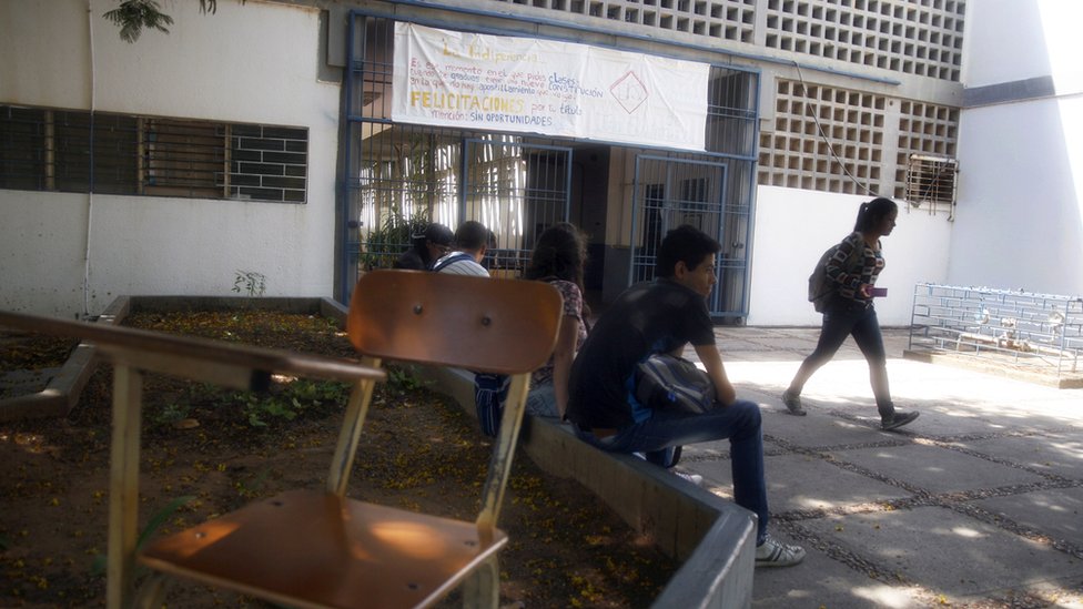 Cuatro estudiantes en un patio. Foto. Humberto Matheus.