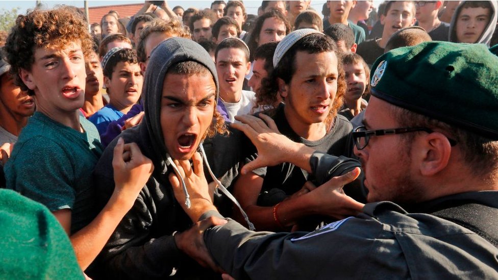 Ipak ichki kiyimda porno Ofisda semiz kotiblar porno