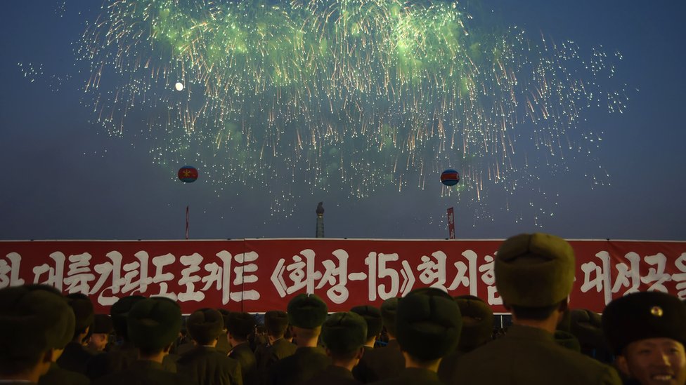 12月1日，朝鮮士兵觀看煙火，慶祝「導彈試射成功」。