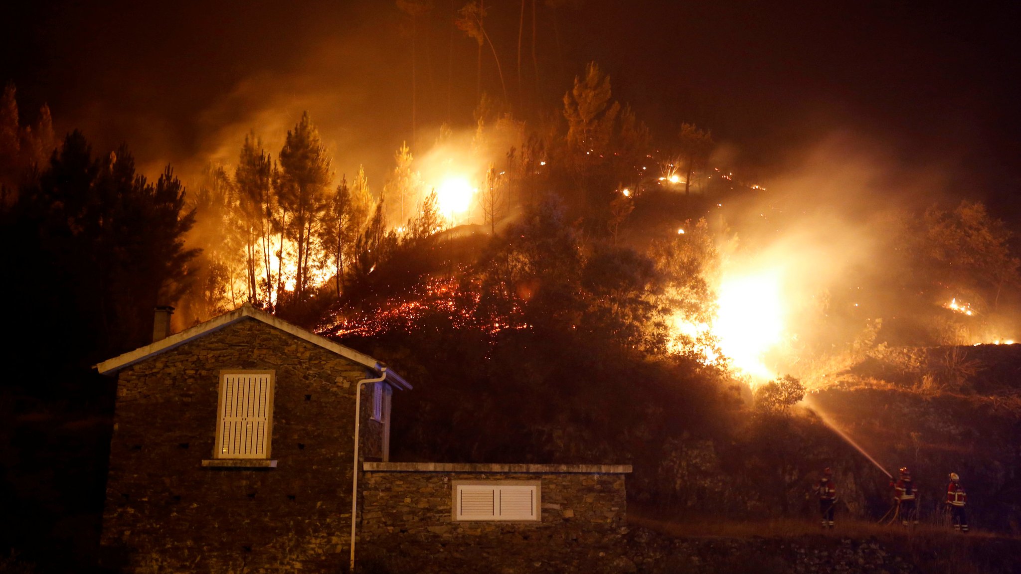 Portugal fire: Soaring temperatures threaten firefighting effort