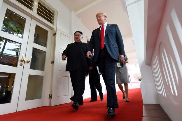 史上初の米朝首脳会談、文書に署名 「北朝鮮との関係は大きく