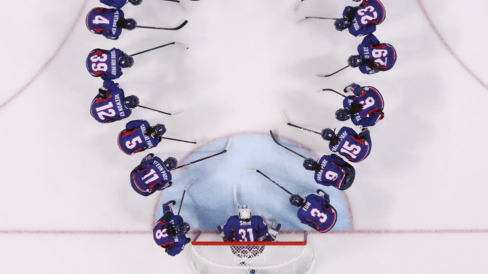 El equipo femenino de hockey sobre hielo coreano antes de su partido contra Suecia durante los Juegos Olímpicos de Invierno de PyeongChang.
