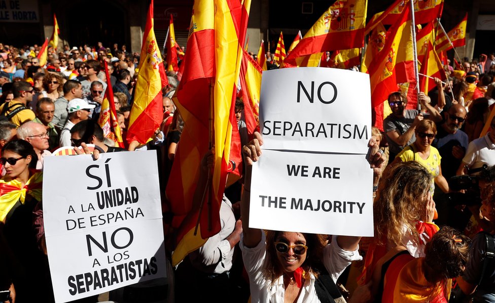 Carteles con mensajes a favor de la unidad.