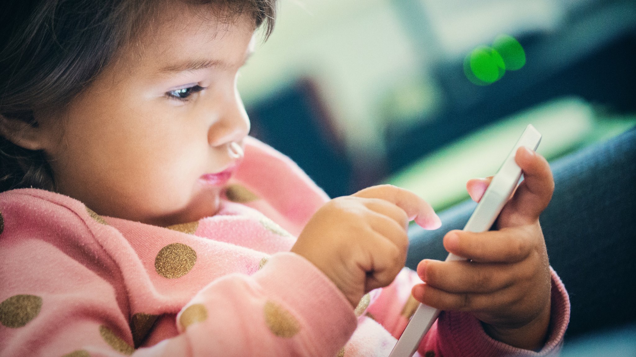 Crianças no celular: quanto tempo devem usar e 7 sinais de excesso - BBC  News Brasil