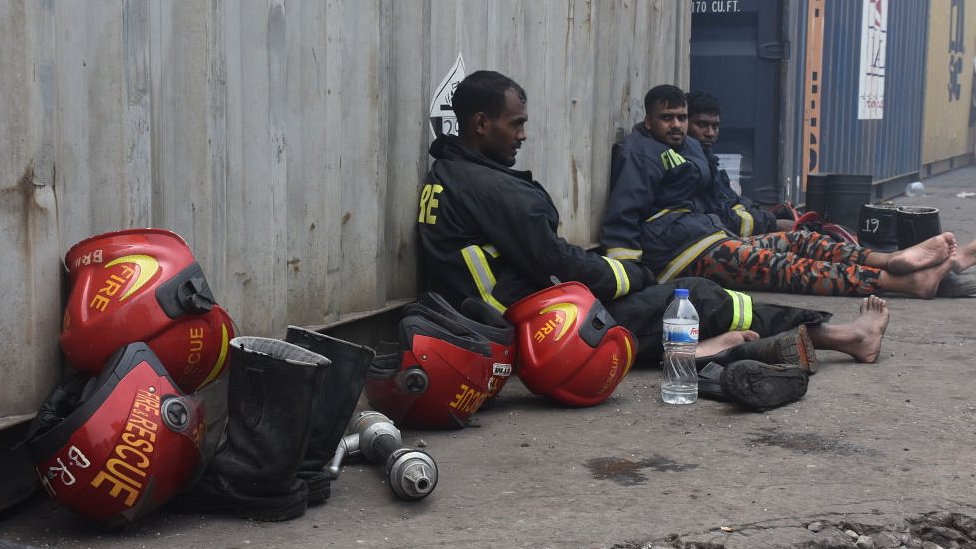 Porno yigitlar navbat bilan bir-birlarini yalaydilar