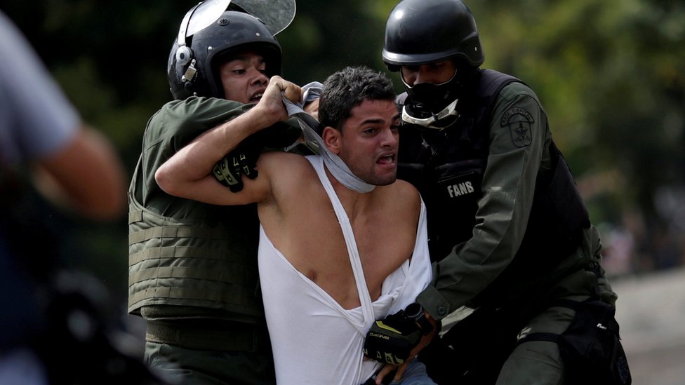 Las manifestaciones en Venezuela han dejado más de un centenar de muertos y miles de detenidos.