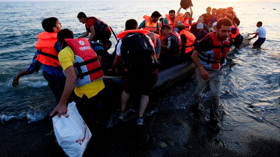 لاجئون يصلون إلى أوروبا عبر زوراق الموت