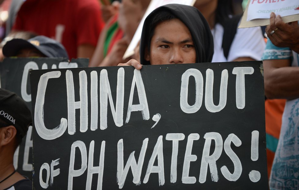 Manifestante filipino protesta contra China a causa del conflicto por las aguas del mar de China Meridional.