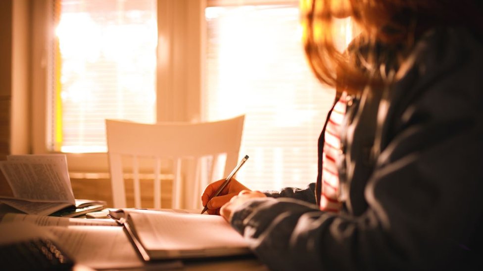 Una niña estudiando