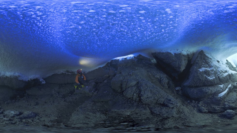 2011年11月26日，一名微生物學家在羅斯島一個冰穴裏採樣。