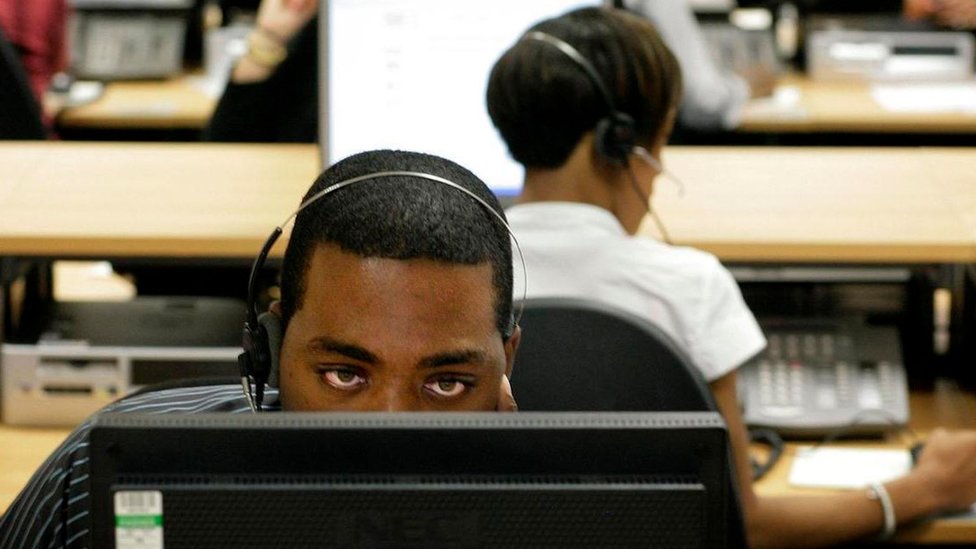 En vez de seguir sufriendo, usa tu energía para volver a encontrar aquello que una vez te hizo amar tu trabajo. Unos jóvenes trabajando en lo que parece una central telefónica