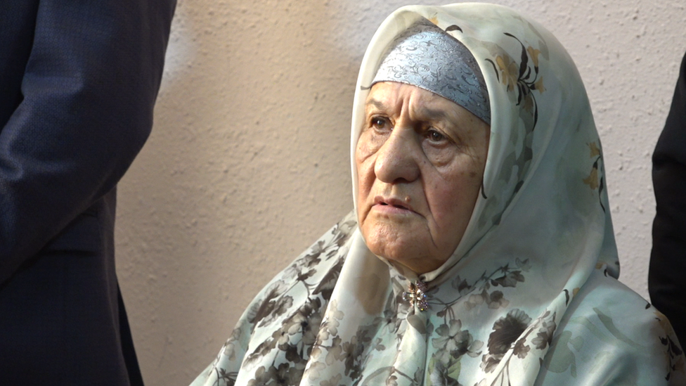 Ular aylanada qattiq sikishadi hammomda yalangoch