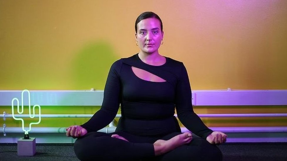 Erkaklar olomon tomonidan pornografik ayolga tushdi.