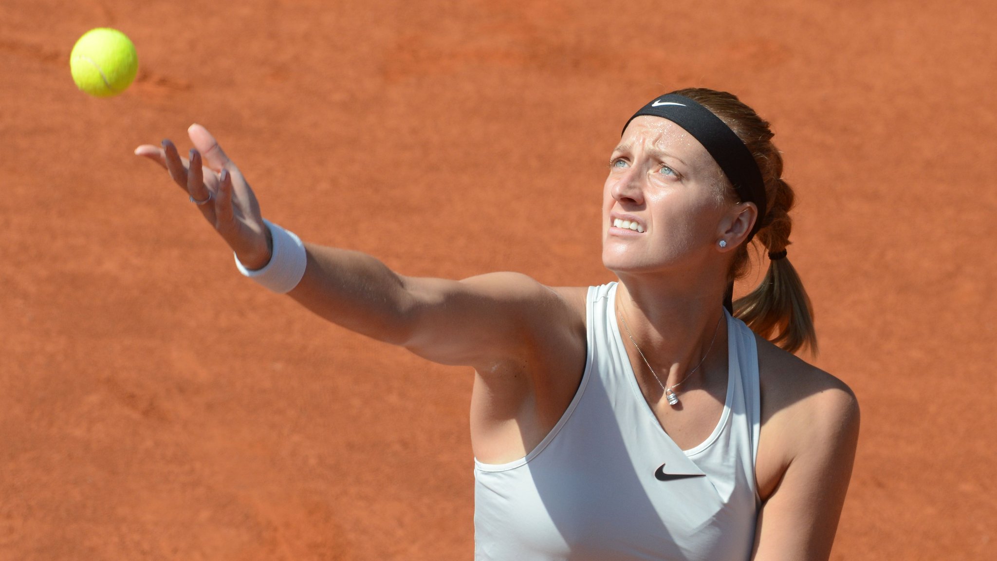 Kvitova beats Buzarnescu to win Prague Open