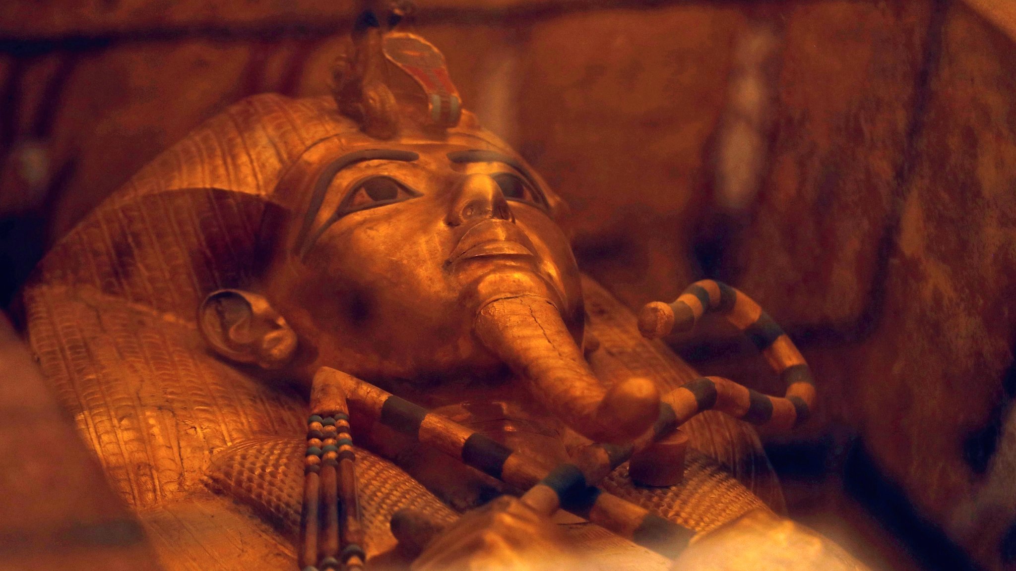 金ぱくで覆われたミイラ、4300年前のものか エジプトで発見 - BBCニュース