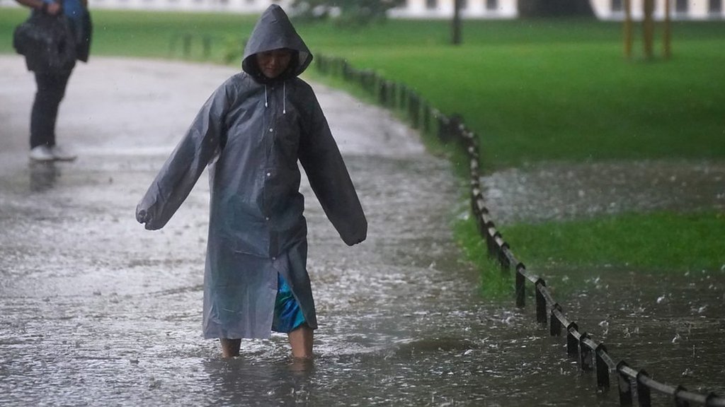 ロンドンで1カ月分の雨が1日で 各地で浸水、19世紀の上下水道対応でき