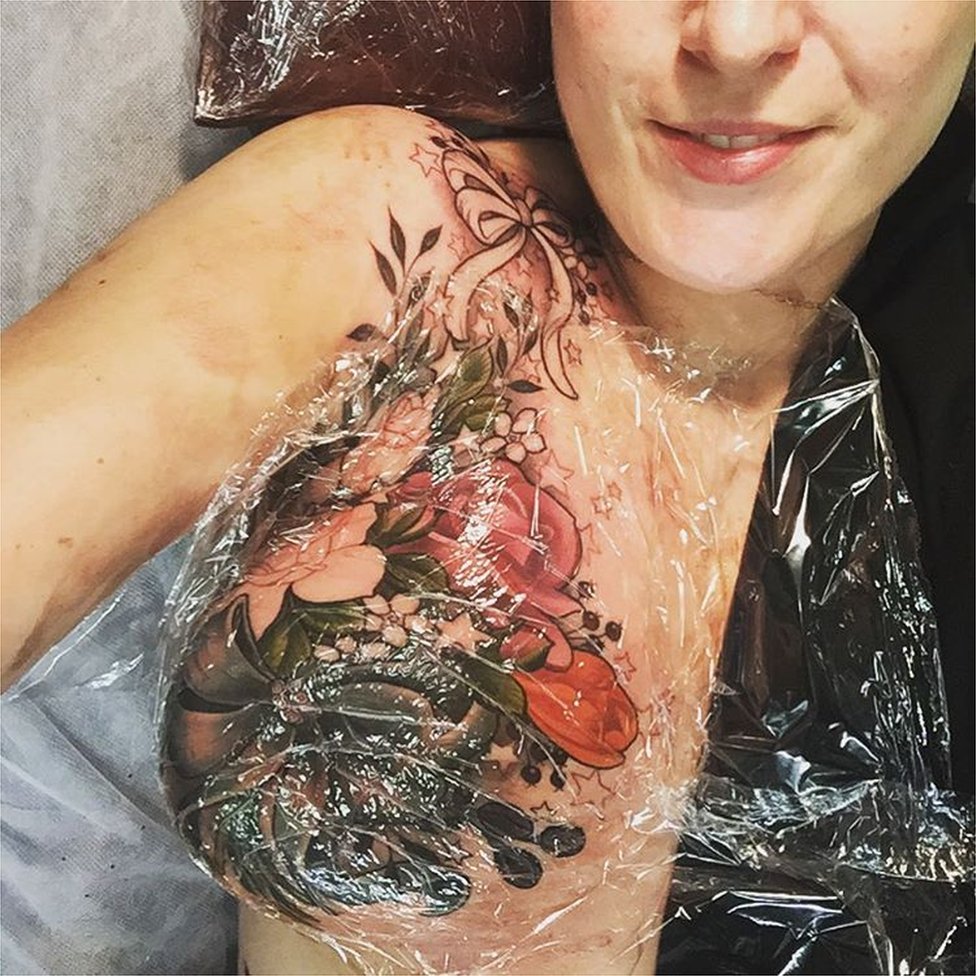 El tatuaje de una mujer con cáncer de mama que se volvió viral en internet  - BBC News Mundo