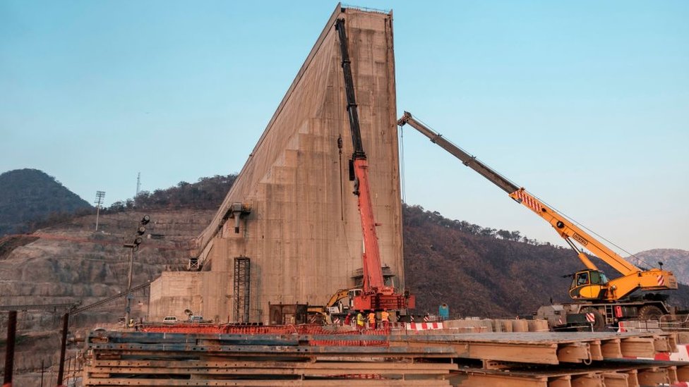 Men uning mushukini mikroavtobusda paypasladim. Ichki kiyim telefonda video