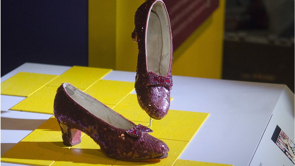 arco eterno Comienzo La curiosa (y urgente) campaña para salvar los zapatos rojos de la  legendaria película El Mago de Oz - BBC News Mundo