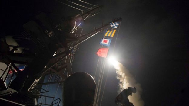 أثارت الضربة العسكرية الأمريكية على قاعدة الشعيرات السورية ردود فعل متبانية بين دول العالم