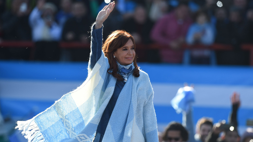 Kirchner parte de un piso alto de aprobación pero tiene un techo bajo, por el rechazo del 60%. La pregunta es si puede revertir esos número desde el Senado o da por terminada su carrera política. Cristina Kirchner