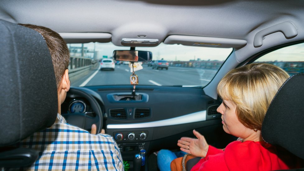 Hombre y mujer en un carro