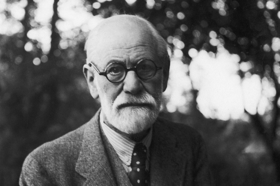 Cuando los nazis llegan a Austria, en 1938, los bienes de Freud y su familia son confiscados. Sigmund Freud en 1935