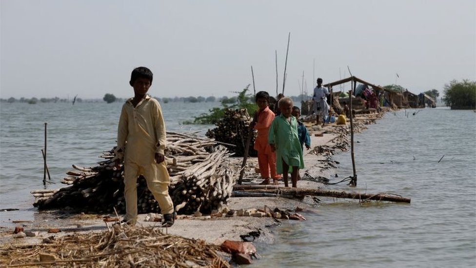 Pakistan lake subsides amid race to help victims