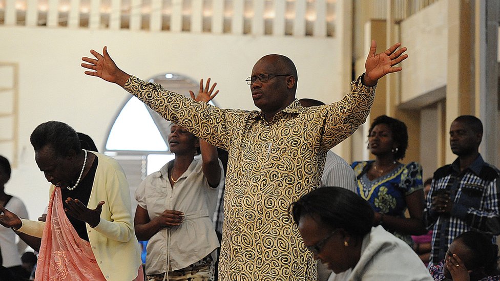 Personas en un templo de Kigali